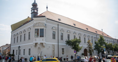 Bárki besétálhat az utcáról a régi városháza tömlöcébe – Szabó Leventével jártuk be a most átadott, középkori alapokon nyugvó házat Bárki besétálhat az utcáról a régi városháza tömlöcébe – Szabó Leventével jártuk be a most átadott, középkori alapokon nyugvó házat