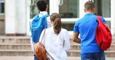 Ezt sok szülő elrontja sulikezdéskor: később komoly baja lehet a gyereknek Ezt sok szülő elrontja sulikezdéskor: később komoly baja lehet a gyereknek