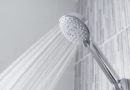 Ragyogóan tiszta lesz a zuhany pár perc alatt vegyszer nélkül – Ha ezt használod, a vízkő is eltűnik