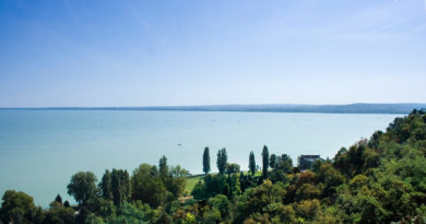 Balatoni ingatlanpiac: 18 százalékkal az országos árszint felett – Kik és miért veszik idén a balatoni ingatlanokat?