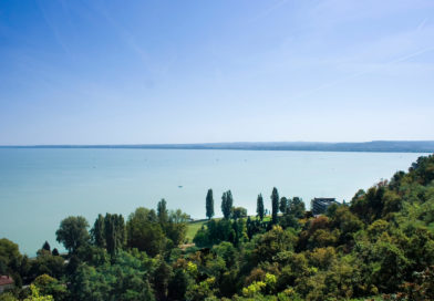 Balatoni ingatlanpiac: 18 százalékkal az országos árszint felett – Kik és miért veszik idén a balatoni ingatlanokat?
