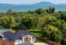 Eladó közvetlen vízparti luxusvilla Balatonmáriafürdőn – egyedülálló lehetőség a Balaton déli partján Eladó közvetlen vízparti luxusvilla Balatonmáriafürdőn – egyedülálló lehetőség a Balaton déli partján