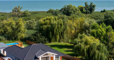 Eladó közvetlen vízparti luxusvilla Balatonmáriafürdőn – egyedülálló lehetőség a Balaton déli partján