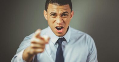 Hol a határ? Mit írhat elő a főnökünk a munkahelyi megjelenésben? Hol a határ? Mit írhat elő a főnökünk a munkahelyi megjelenésben?