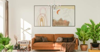 Egy fazékfedővel takarítja patyolatra a kanapét: zseniális trükk otthonra