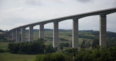 Stop a luxusnyaralóknak: egy balatoni település lezárta a kaput a befektetők előtt