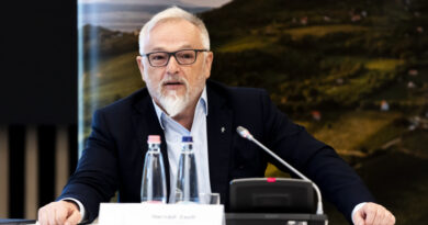 Zajlik az év olajbiznisze: vörös vonalakat húzott a szerb miniszter a Mol vezérének