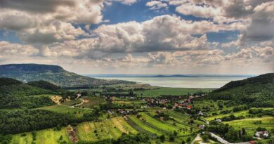Beindult a nyaralópiac: gyönyörű balatoni házakat mutatunk, amelyekre most sokan azonnal lecsapnának