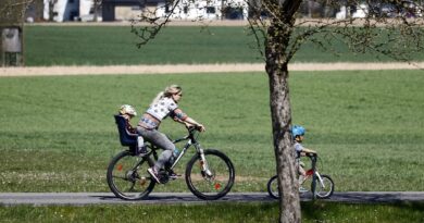 Végre megszűnhet a káosz a budai rakparton? Védett bringasáv épül, a parkolóhelyeknek búcsút inthetünk